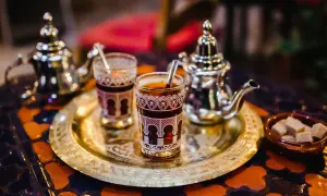 Tradycyjna arabska herbata na tacy. Czy to część przygotowań do ramadanu? Co to jest ramadan?