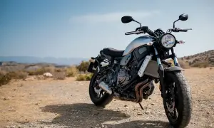 Motocykl Yamaha XSR700 na pustynnym tle.