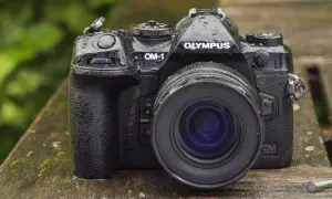 Olympus OM-1, bagnata dalla pioggia, è pronta a catturare ogni istante. Il suo design robusto e il sistema OM la rendono perfetta per ogni avventura.
