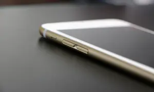 Złoty iPhone na ciemnym tle. Dowiedz się, jak znaleźć iPhone bez iCloud, gdy zgubisz urządzenie.