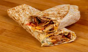 Jak zrobić domowy kebab? Sekret idealnego mięsa i sosów!