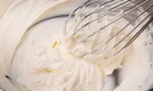 Ubita śmietana, idealna do deserów. Prosty przepis na puszystą masę, która zachwyci każdego.
