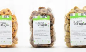 Tre sacchetti trasparenti pieni di taralli salati pugliesi, con etichette che celebrano i sapori autentici della Puglia.