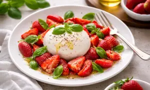 Cremige Burrata mit frischen Erdbeeren und Basilikum, beträufelt mit Olivenöl. Ein leichter Genuss!