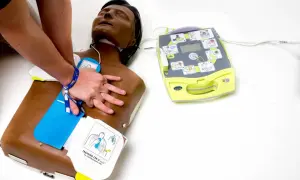 Entraînement aux gestes de premiers secours : on voit comment fonctionne un défibrillateur sur un mannequin.