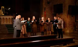 Chór wykonuje najpiękniejsze pieśni liturgiczne w kościele.