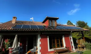 Instalación de placas solares en tejado rojo de casa en Asturias. Aprovecha la subvención para energía limpia.