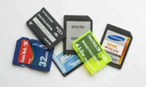 Różne karty pamięci: SanDisk, Sony Memory Stick Duo, Samsung MMC. Jaka karta pamięci do aparatu? Wybór zależy od urządzenia.