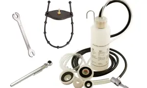 Kit pour purge embrayage hydraulique : clé, manomètre, adaptateurs et flacon de test de pression.