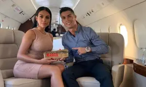 Georgina i Cristiano Ronaldo w prywatnym samolocie. Ona trzyma złoty przedmiot z napisem "MARCA".