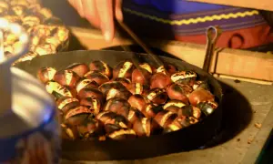 Castañas al horno en sartén, doradas y listas para disfrutar. El tiempo y temperatura perfectos para este manjar otoñal.