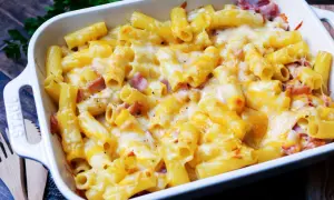 Herzhaftes Nudel Schinken Gratin mit geschmolzenem Käse, bereit zum Genießen.