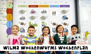 Kinder lächeln vor einem bunten Wochenplan für den Kindergarten. Der Plan zeigt Aktivitäten und Mahlzeiten für jeden Tag.