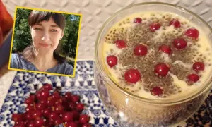 Kobieta z uśmiechem na twarzy, obok deser chia z owocami. Zastanawiasz się, dlaczego chia nie pęcznieje? Sprawdź, jak przygotować idealny pudding.