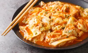 Talerz z kimchi i pałeczkami.
