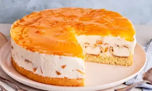 Ein köstliches Windbeuteltorte Rezept: saftiger Boden, cremige Füllung mit Windbeuteln und Pfirsichspalten, überzogen mit glänzendem Pfirsichgelee.