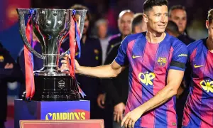 Robert Lewandowski z pucharem La Liga, świętując sukcesy z Barceloną.