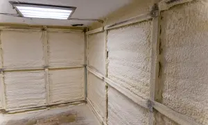 Hörnet i ett rum där väggarna är täckta med isolering. Perfekt för att isolera lekstuga för att hålla värmen.