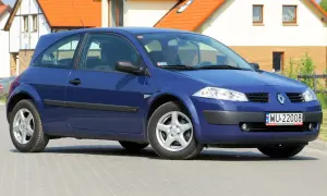 Niebieski Renault Megane 2, widok z przodu. Widać reflektory, atrapę chłodnicy i tablicę rejestracyjną.