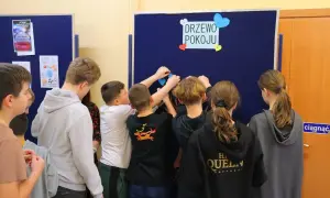 Drzewo Pokoju: Pełny tekst, autorka, symbolika. Dlaczego wzrusza?