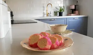 Söta brysselkex med rosa strössel på en tallrik, redo att avnjutas med en kopp kaffe. Ett enkelt brysselkex recept för hembakning.