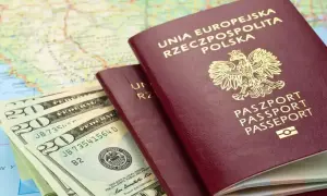 Polskie paszporty, dolary i mapa. Planujesz podróż i zastanawiasz się, czy Szwajcaria jest w Schengen?