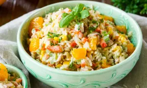 Erfrischender Reissalat mit Orangenstücken, Paprika und Kräutern. Ein leichtes und leckeres Reissalat Rezept für den Sommer.