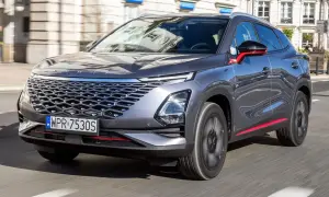 Szary Omoda C5 w ruchu miejskim. Wiele osób szuka omoda opinie, a ten SUV z pewnością przyciąga wzrok.