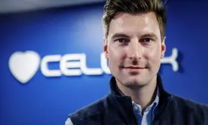 Erik Gatenholm, grundare av Cellink, ler mot kameran med en blå bakgrund med företagets logotyp.