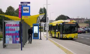 Żółty autobus elektryczny na przystanku Sądowa w Katowicach. Dworzec PKP Katowice-dojazd to miejsce, gdzie można złapać taki nowoczesny środek transportu.
