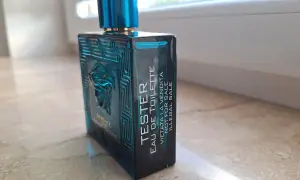 Niebieska butelka testera Versace Eros Eau de Toilette z greckim wzorem i Meduzą.