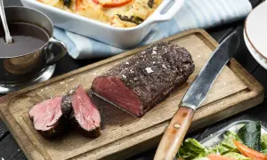 Saftig oxfile i ugn, perfekt stekt med flingsalt. Serveras med en mustig sås och fräscha grönsaker.