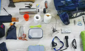 Jak spakować plecak do samolotu? Potrzebne: siekiera, termos, kuchenka turystyczna, śpiwór, latarka, karimata, namiot, śpiwory, zapalniczka, nóż, okulary, kubek, rolka papieru toaletowego, pojemnik na żywność, czołówka, karabińczyki, skarpety.