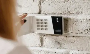 Czy montować alarm w domu? Oto, co musisz wiedzieć o bezpieczeństwie