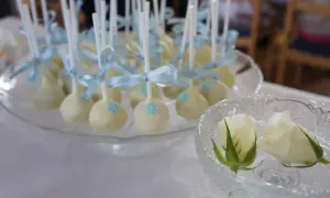 Vita cake pops med ljusblåa rosetter och blommor, perfekta för ett dop. Ett enkelt cake pops recept att prova!