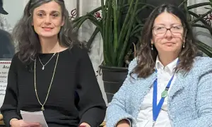 Elisabeth Punzi, till vänster, ler med glasögon på huvudet. Bredvid henne sitter en kvinna i ljusblå kavaj.