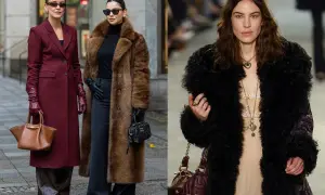 Dwie kobiety w eleganckich płaszczach, jedna w bordowym, druga w futrzanym. Na wybiegu modelka w czarnym, puszystym okryciu. Czy błyszczące kurtki są modne? Te stylizacje sugerują, że tak!