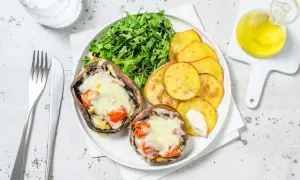 Portabello recept med gratinerad svamp, krispiga potatisskivor och ruccolasallad. Enkel och god middag.