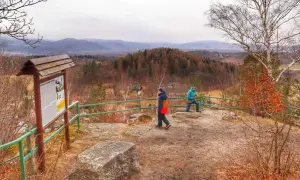 Widok z góry Witosza na jesienny krajobraz. Dwie osoby podziwiają panoramę.