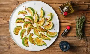 Gegrillte Zucchinischeiben, ein köstliches Zucchini Antipasti, beträufelt mit Olivenöl und Balsamico.