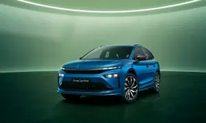 Blå Skoda Enyaq Sportline i en studio, redo för ett skoda enyaq test. Bilen har en modern design med skarpa linjer och LED-belysning.