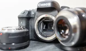 Aparat Canon z dwoma obiektywami, gotowy do zmiany ogniskowej.