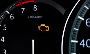 Pomarańczowa kontrolka silnika na desce rozdzielczej. Zastanawiasz się, jak skasować błąd check engine bez komputera?