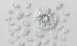 Wokół dużego, okrągłego diamentu rozsypane są mniejsze, w kształcie łzy. Takie piękno to efekt długiego procesu, który pokazuje, jak powstaje diament.