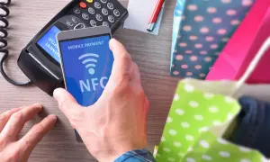 Zbliżasz telefon do terminala płatniczego, by zapłacić zbliżeniowo. To właśnie co to NFC – technologia, która ułatwia płatności mobilne.