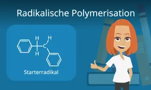 Eine Frau erklärt die radikalische Polymerisation anhand eines Starterradikals.
