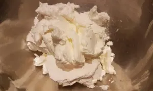Krem z mascarpone w metalowej misce, gotowy do ubijania.