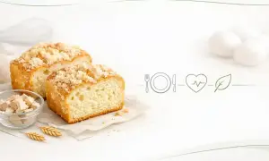 Pyszne ciasto drożdżowe z kruszonką, obok składniki: drożdże, jajka, kłosy. Zastanawiasz się nad jego kcal?