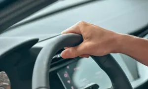 Main tenant la route, le conducteur évite la non dénonciation d'amende.
