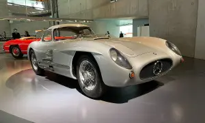Srebrny Mercedes-Benz 300 SLR Uhlenhaut Coupé, najdroższe auto na świecie, błyszczy w muzeum.